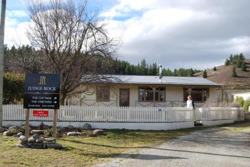 Alexandra House | Exclusive Vineyard Cottage with Ocean View & Family-Friendly Amenities