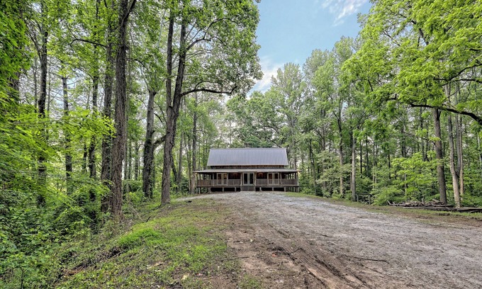 Clayton Cabin | Pet-Friendly Judge's Mountain Cabin - Steps from Clayton