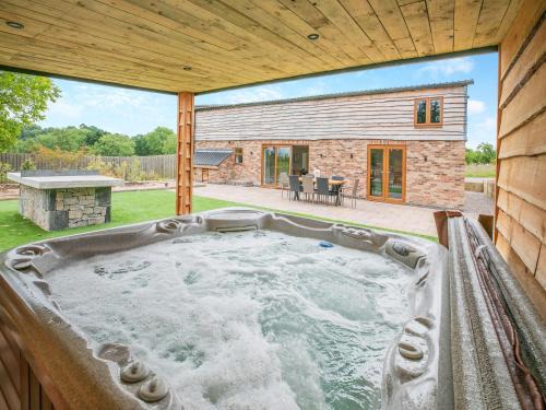 Belper House | Family-Friendly Retreat at Juglans Barn with Hot Tub