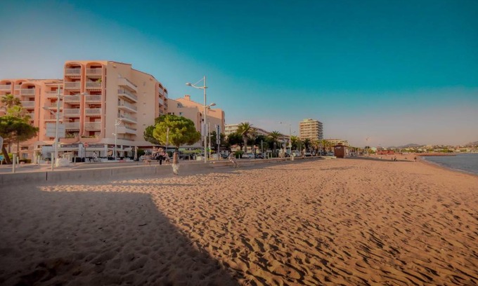 Frejus Port Apartment | Oceanfront Retreat: Guest Rated 9.1 & Family Friendly