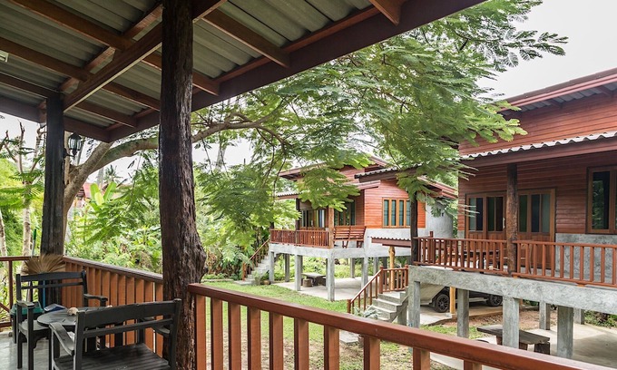 Ko Pha-ngan House | Jule Green Villa: Kid-Friendly Retreat with Wifi & Terrace
