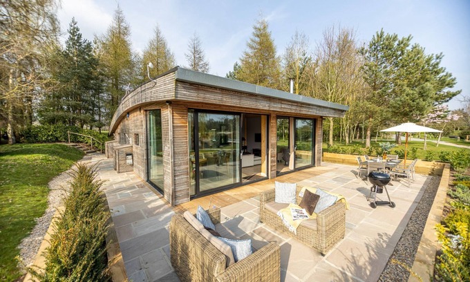Richmond Cottage | Jules Lodge: Cozy Retreat for Families with Breakfast Included