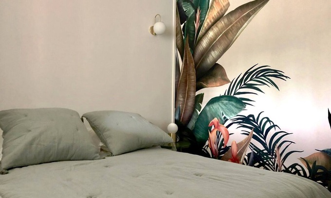 Arnaud Bernard Apartment | Jules de Toulouse: Terrace Access & Convenient Parking