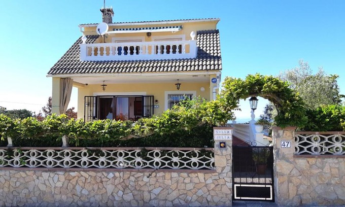 Lloret Blau Villa | Julia: Family-Friendly Retreat with Kitchen Amenities
