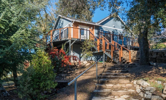 Julian House | JULIAN MOUNTAIN COTTAGE a.k.a "THE TREEHOUSE"