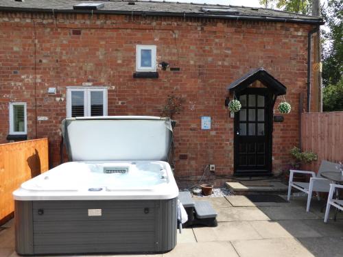 Saintbury House | Relax at Juliet Cottage with Hot Tub - Rated 9.2/10