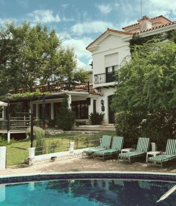 Villa Carlos Paz Hotel | Relax at Juliette Posada Boutique with Oceanfront Views