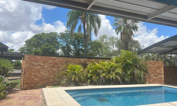 Longreach Hotel | Inviting Jumbuck Motel with Pool and Family-Friendly Perks