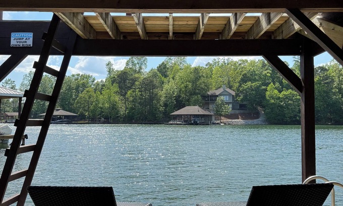 Dadeville House | Jump Platform & Rope Swing, Dock. Kayak. Screened Porch. Firepit. Family Fun!