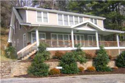 Lake Junaluska House | Discover Junaluska Lodge: Pet-Friendly Retreat with Pool