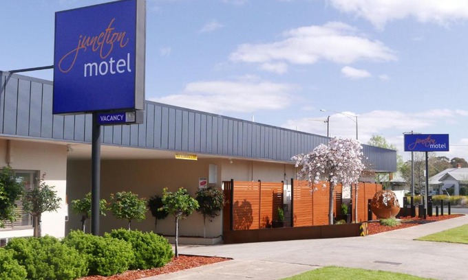 Maryborough Hotel | Family-Friendly Junction Motel with Pool & Breakfast Included
