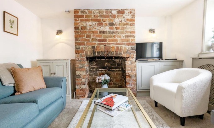 Bognor Regis House | Pet-Friendly Retreat at June Cottage - Rated 8.7/10