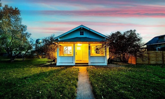 College Place House | Inviting Jungalow Bungalow w/Hot Tub Near WWU & Downtown