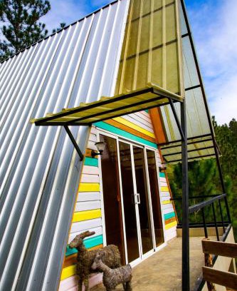 San Jose de las Matas Ski Chalet | Experience Junglavida: Pet-Friendly Retreat with Pool