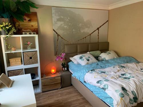 Hellebeekberg Bed & Breakfast | Discover Jungle Magic Room near Atomium with Kitchen Access
