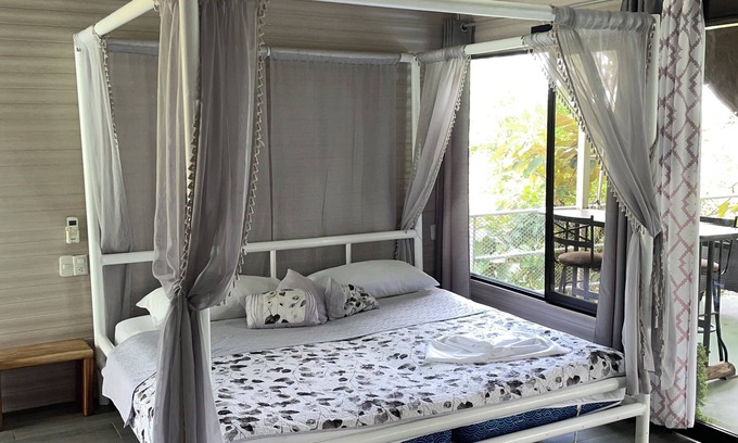 Naranjito Apartment | Treehouse Retreat: Private Hot Tub & Ocean View Awaits