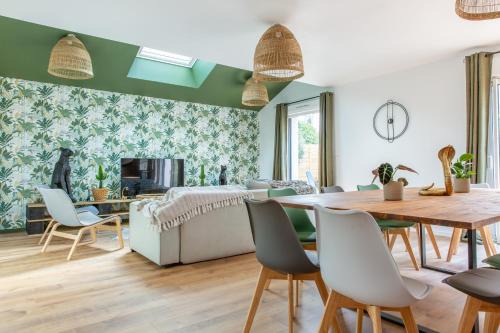 Lorient House | Urban Jungle Retreat: Pet-Friendly 4-Star Accommodation