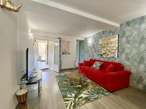 Sens Apartment | Ideal Junglissime BEST KEYS - Central Location with Patio
