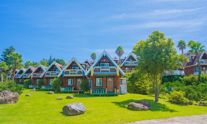 Jungmun House | Relax at Jungmun Log Pension & Resort with Hot Tub Access