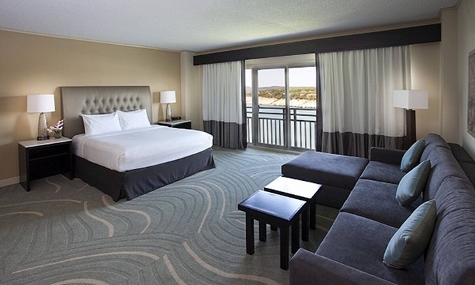 Lakeway Hotel | Lakeview Junior Suite at Lakeway Resort with Outdoor Pool