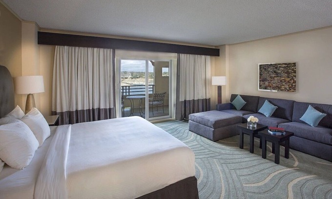 Lakeway Hotel | Relaxing Junior Suite with Balcony at Lakeway Resort & Spa