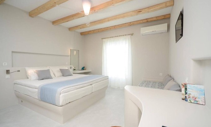 Old Town Naxos Hotel | Relaxing Junior Suite with Side Sea View & Breakfast Included