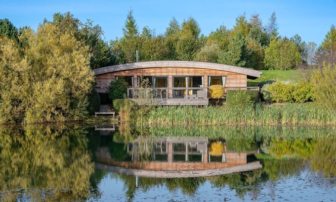 Richmond Cottage | Juniper Lodge: Cozy Retreat for Families with Breakfast