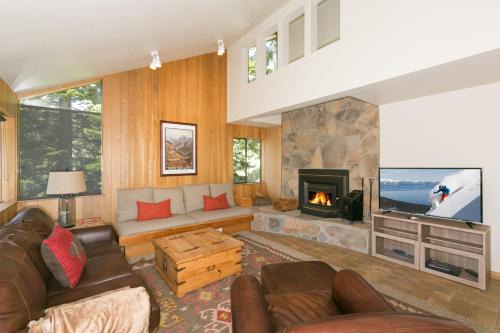Alpine Meadows House | Juniper at Alpine: Pet-Friendly Retreat with Private Hot Tub