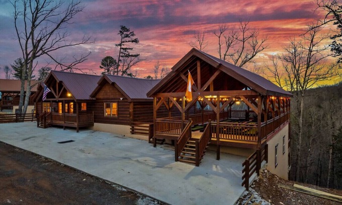 Caton Cabin | Ideal Getaway: Indoor Heated Pool & Game Room for 20