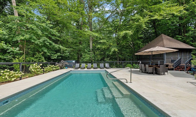 Three Oaks House | Juniper Presents, Gray Haven: A Stunning Woodland Retreat with Pool