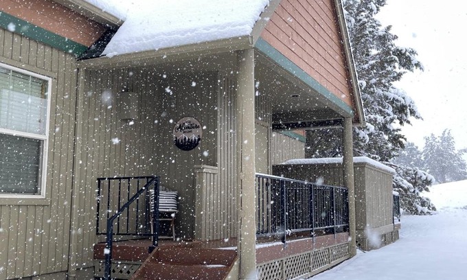 Redmond Ski Chalet | Explore Juniper Ridge Chalet with Spa and Ocean Views