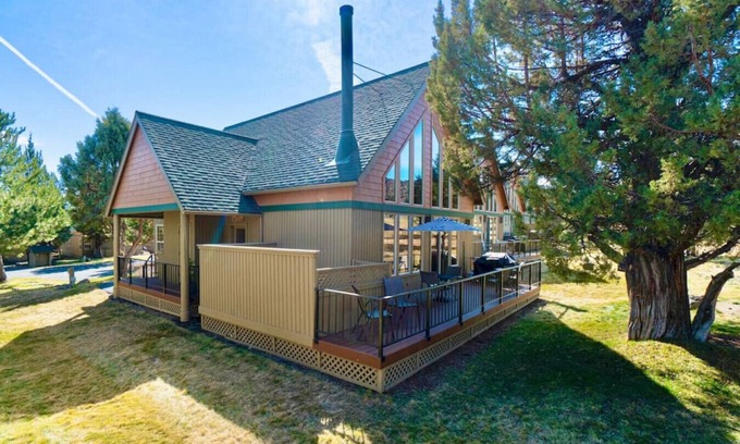 Redmond Ski Chalet | Discover Juniper Ridge Chalet: Top-Rated Stay with Spa & Pool