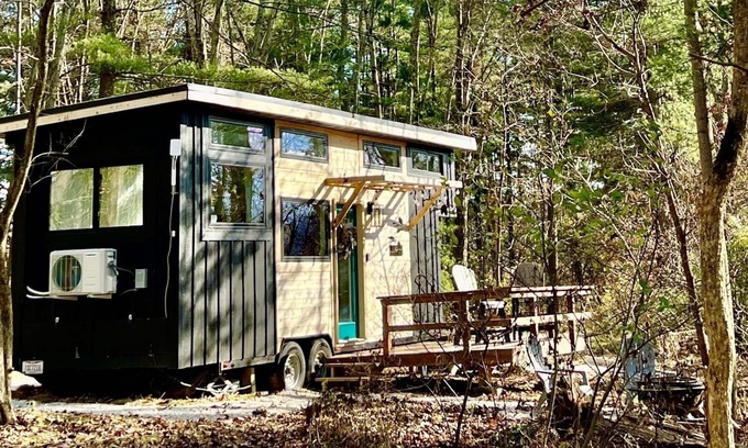 Logan House | Unforgettable Stay at Juniper Tiny House by The Lake