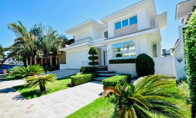 Jurere Internacional House | Beachside Mansion in Jurerê Internacional with Private Pool
