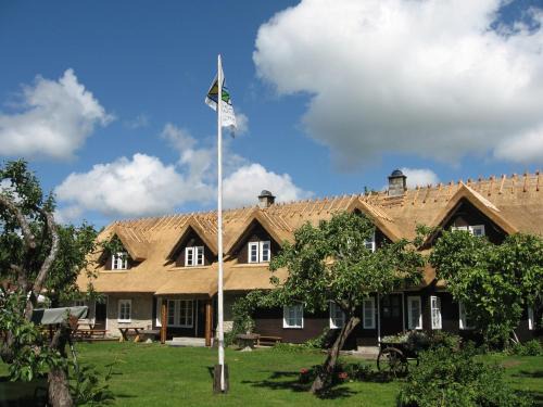 Upa House | Inviting Jurna Recreation Farm: Family-Friendly Getaway