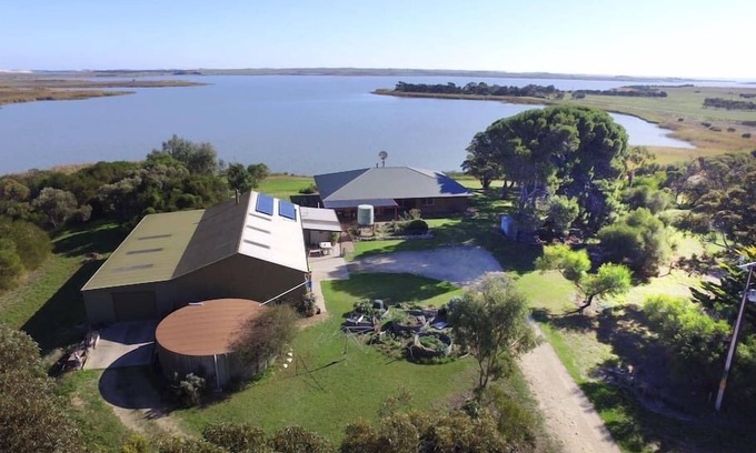 Bonney House | Unforgettable Stay at Jury Road Orchard with Ocean Views