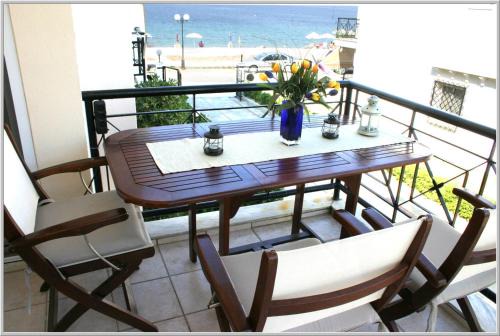 Toroni Apartment | Beachside Retreat with Ocean Views & Delicious Breakfast