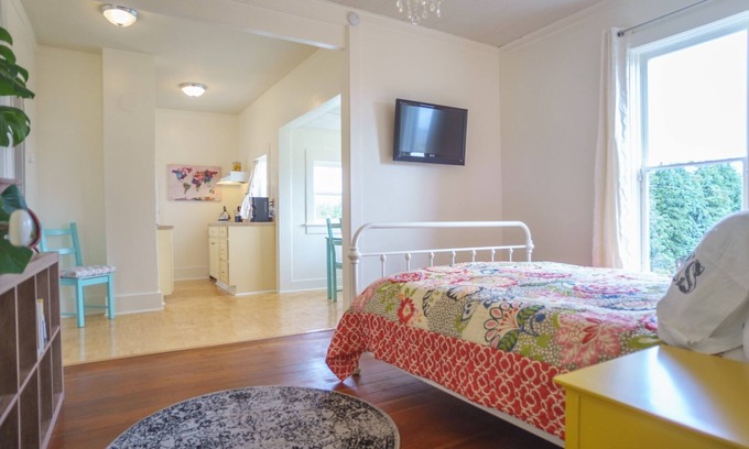 Port Townsend Historic District Apartment | Ideal Studio Apartment Just 3 Blocks from Downtown!