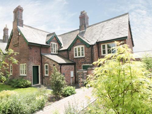 Alfreton House | Pet and Child Friendly Retreat at Just A Cottage, Newlands Farm
