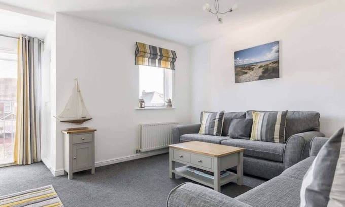 Hamworthy House | Beachfront Bliss: Just Beachy with Ocean View & Breakfast