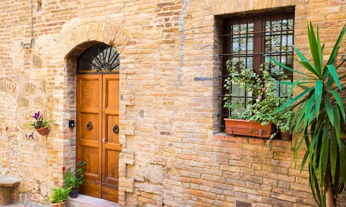 San Gimignano City Centre Apartment | Perfect San Gimignano Apartment for 3 with Pet-Friendly Perks