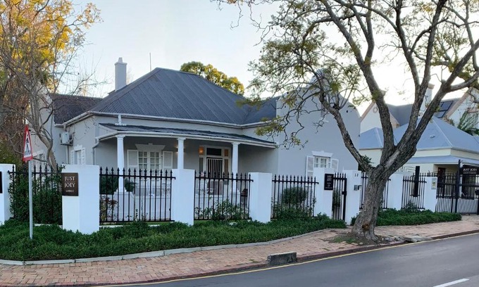 Stellenbosch Central House | Relax at Just Joey Lodge: Oceanfront Retreat with Pool