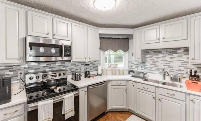Madison House | Home Away From Home: Top-Rated Stay with Spa & Kitchen