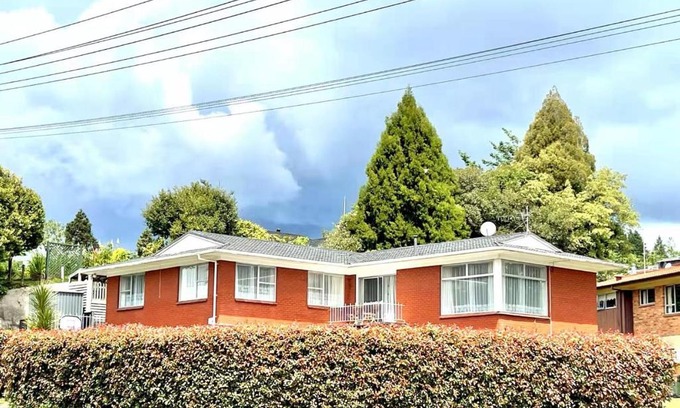 Springfield House | Homey Retreat with Kitchen & Complimentary Wine - 4 Stars