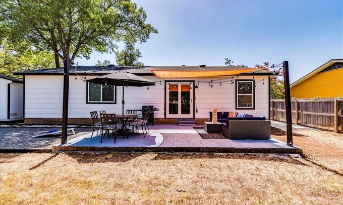 Austin House | Conveniently Located Near Downtown Austin, Sleeps 10