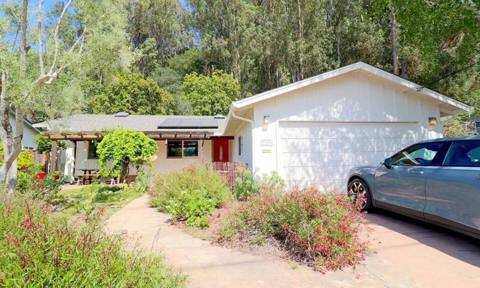 Soquel House | Modern 3BR Beach House with Ocean View Just One Mile Away