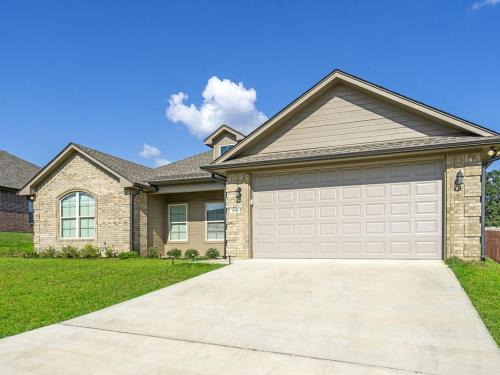 Longview House | Convenient Stay for Travelers with Pet and Child-Friendly Options