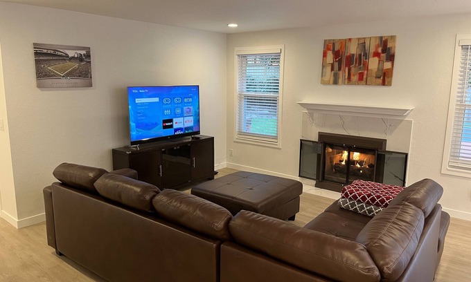 Juanita House | Recently Remodeled 3bd/2.25ba in Kirkland with Prime Amenities