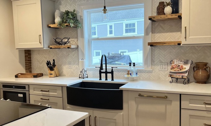 Plymouth Apartment | Family-Friendly Hotel in Downtown Plymouth with Pool & Yard