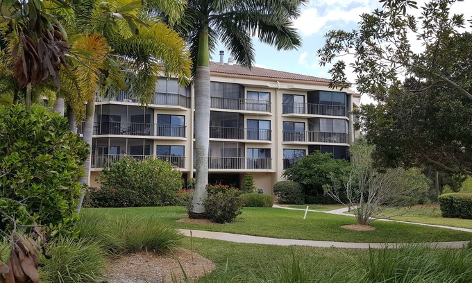 Laurel Condo | Beautiful Waterfront Condo Near Sarasota with Pool Access